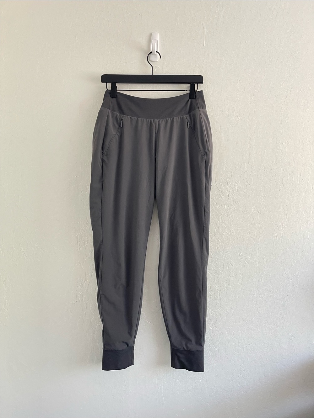 Athleta Soho Jogger Thick Lined Workout Pants Gray Zipper Pockets Womens Size 4